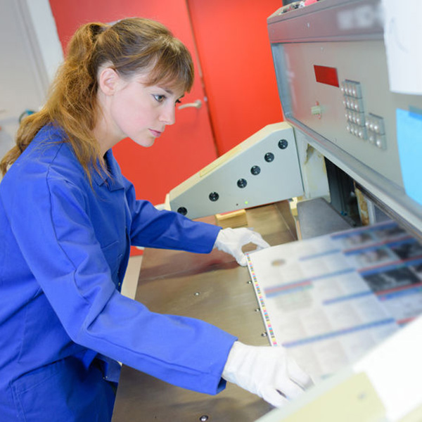 printing in progress operator at machine